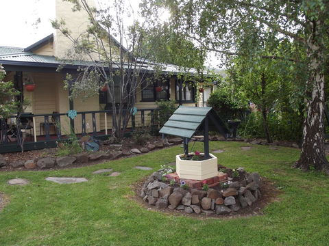 Blue Wren Riverside Cottage - Whitsundays Accommodation 4