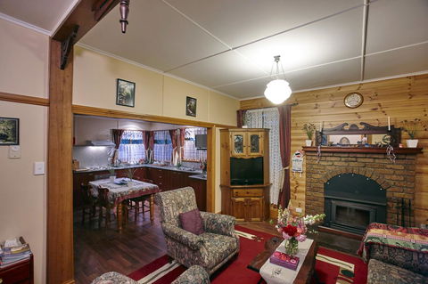 Blue Wren Riverside Cottage - Whitsundays Accommodation 16