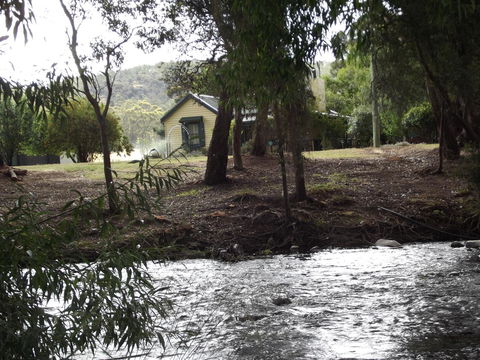 Blue Wren Riverside Cottage - Whitsundays Accommodation 6