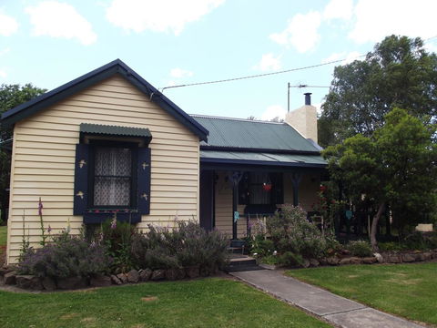 Blue Wren Riverside Cottage - Whitsundays Accommodation 8