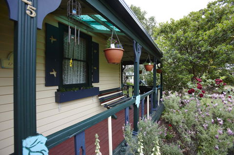 Blue Wren Riverside Cottage - Whitsundays Accommodation 9
