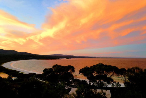 DOLPHIN LOOKOUT COTTAGE - Amazing Views Of The Bay Of Fires - Whitsundays Accommodation 0