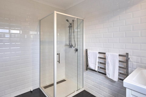 DOLPHIN LOOKOUT COTTAGE - Amazing Views Of The Bay Of Fires - Whitsundays Accommodation 3