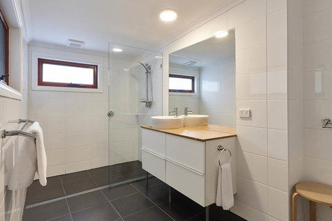 DOLPHIN LOOKOUT COTTAGE - Amazing Views Of The Bay Of Fires - Whitsundays Accommodation 2