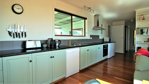 DOLPHIN LOOKOUT COTTAGE - Amazing Views Of The Bay Of Fires - Whitsundays Accommodation 5