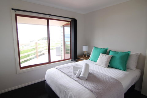 DOLPHIN LOOKOUT COTTAGE - Amazing Views Of The Bay Of Fires - Whitsundays Accommodation 8