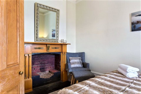 WEST NEST | Classic 3BR Hobart Terrace BEST Location, View, Close To City - Whitsundays Accommodation 10