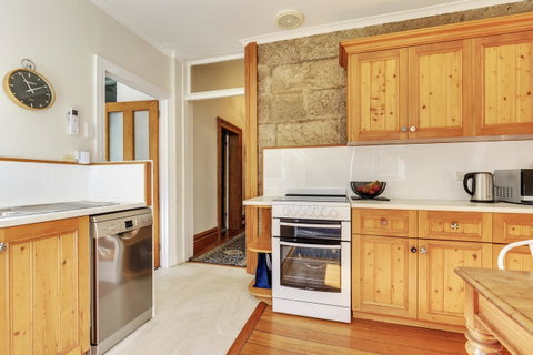 WEST NEST | Classic 3BR Hobart Terrace BEST Location, View, Close To City - Whitsundays Accommodation 5
