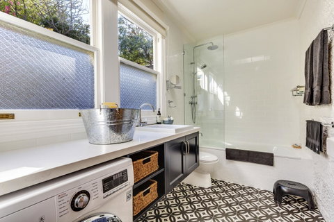 WEST NEST | Classic 3BR Hobart Terrace BEST Location, View, Close To City - Whitsundays Accommodation 2