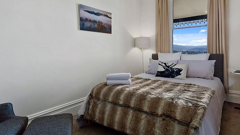 WEST NEST | Classic 3BR Hobart Terrace BEST Location, View, Close To City - Whitsundays Accommodation 9