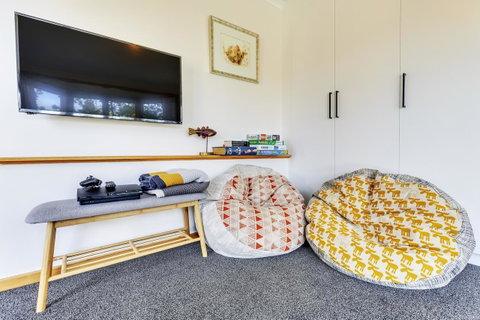 WEST NEST | Classic 3BR Hobart Terrace BEST Location, View, Close To City - Whitsundays Accommodation 15