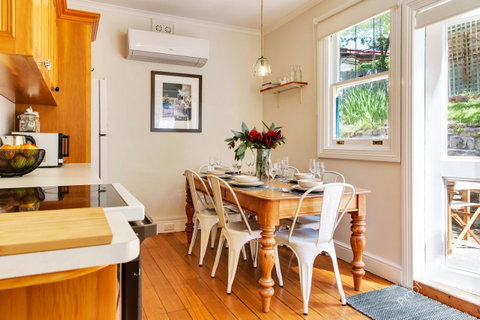 WEST NEST | Classic 3BR Hobart Terrace BEST Location, View, Close To City - Whitsundays Accommodation 4