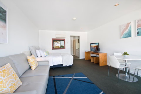 Lorne Bay View Motel - Whitsundays Accommodation 10