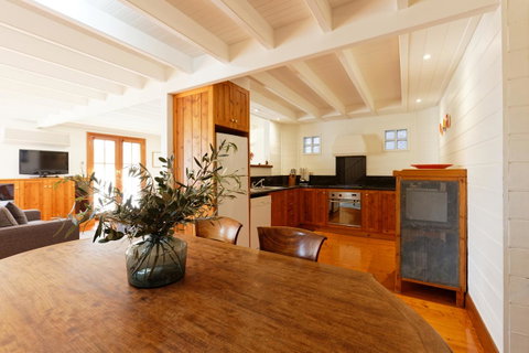 54 On Bank - Whitsundays Accommodation 8