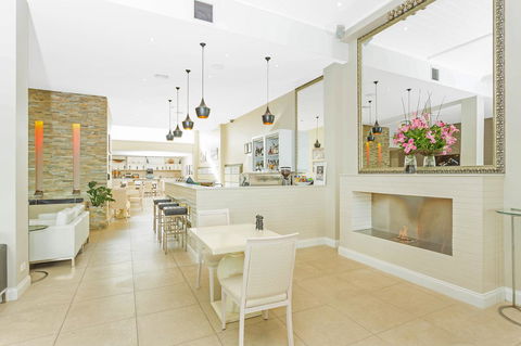 Deep Blue Hotel & Hot Springs - Whitsundays Accommodation 22