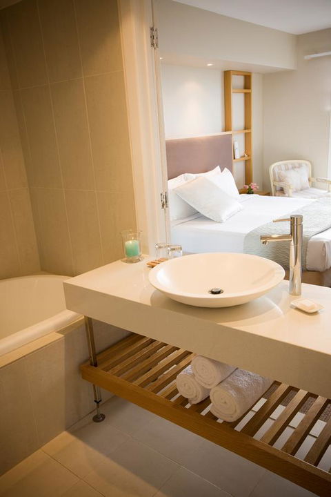 Deep Blue Hotel & Hot Springs - Whitsundays Accommodation 38