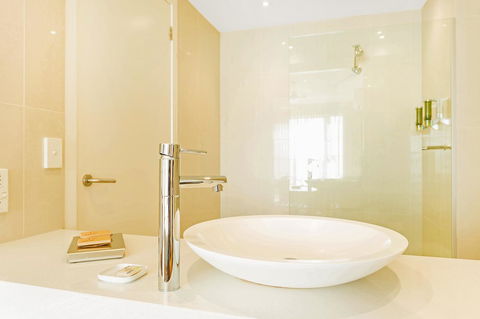 Deep Blue Hotel & Hot Springs - Whitsundays Accommodation 21