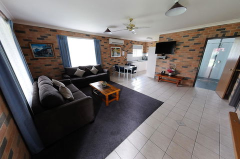 Greenvale Holiday Units - Whitsundays Accommodation 3