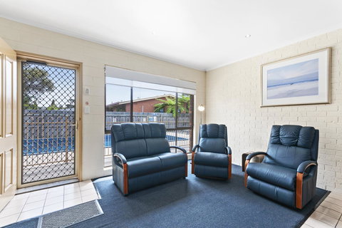 Allambi Holiday Apartments - Whitsundays Accommodation 13