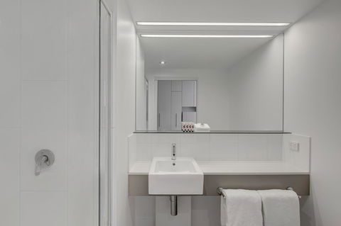 Travelodge Hotel Melbourne Docklands - Whitsundays Accommodation 8