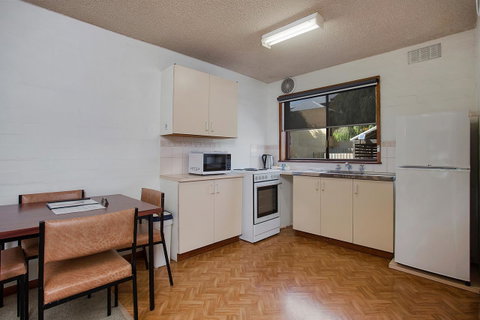 Eastern Beach Holiday Units - Whitsundays Accommodation 3