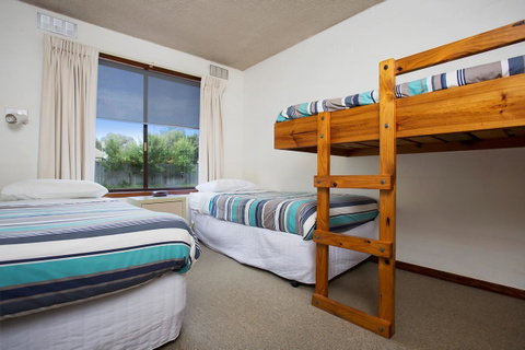 Eastern Beach Holiday Units - Whitsundays Accommodation 6