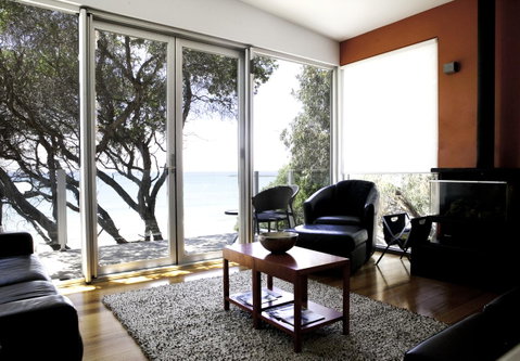 Battery Cove Beach Front Apartment - Whitsundays Accommodation 2
