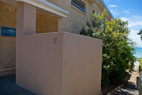 Battery Cove Beach Front Apartment - Whitsundays Accommodation 3