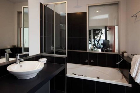 Battery Cove Beach Front Apartment - Whitsundays Accommodation 4