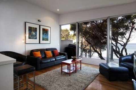 Battery Cove Beach Front Apartment - Whitsundays Accommodation 1