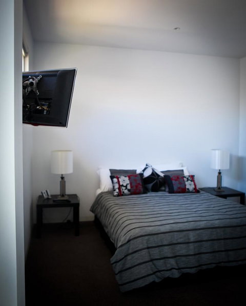 Battery Cove Beach Front Apartment - Whitsundays Accommodation 9
