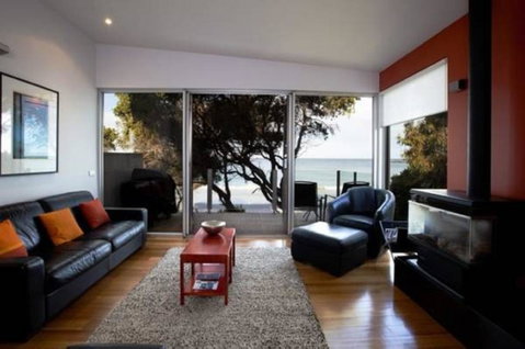 Battery Cove Beach Front Apartment - Whitsundays Accommodation 14