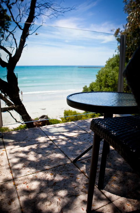 Battery Cove Beach Front Apartment - Whitsundays Accommodation 5
