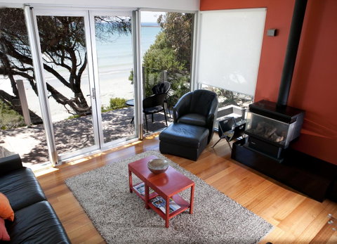 Battery Cove Beach Front Apartment - Whitsundays Accommodation 11