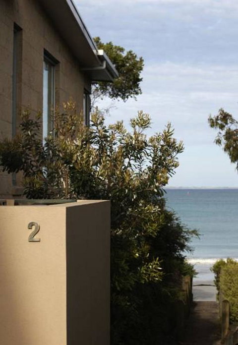 Battery Cove Beach Front Apartment - Whitsundays Accommodation 17