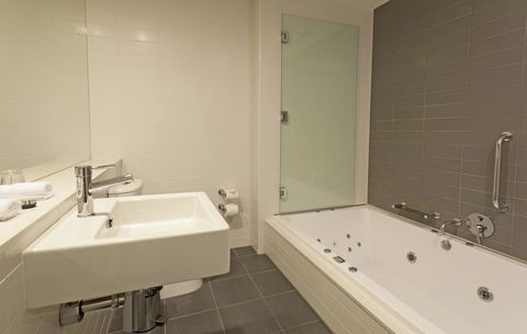 Causeway 353 Hotel - Whitsundays Accommodation 29