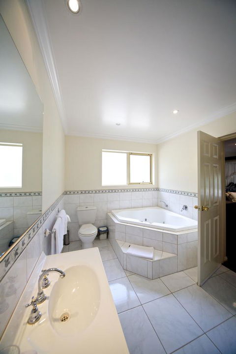 Sanctuary House Resort Motel - Whitsundays Accommodation 7