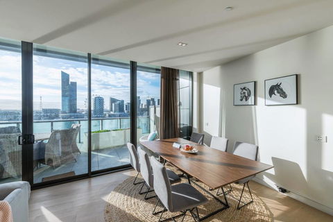 Waterfront 3 Bedroom Luxury Home Victoria Harbour - Whitsundays Accommodation 4