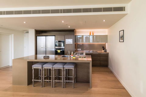 Waterfront 3 Bedroom Luxury Home Victoria Harbour - Whitsundays Accommodation 3
