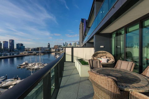 Waterfront 3 Bedroom Luxury Home Victoria Harbour - Whitsundays Accommodation 6