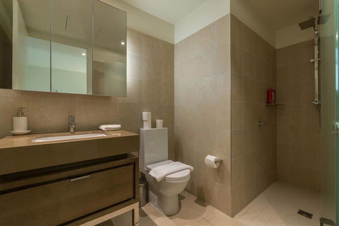 Waterfront 3 Bedroom Luxury Home Victoria Harbour - Whitsundays Accommodation 11