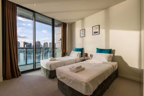 Waterfront 3 Bedroom Luxury Home Victoria Harbour - Whitsundays Accommodation 10
