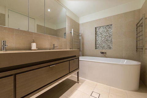 Waterfront 3 Bedroom Luxury Home Victoria Harbour - Whitsundays Accommodation 9
