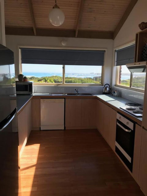 Sunsets On Martyrs Luxury Coastal Beach House Peterborough - Whitsundays Accommodation 9