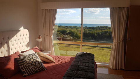 Sunsets On Martyrs Luxury Coastal Beach House Peterborough - Whitsundays Accommodation 5