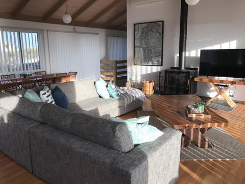 Sunsets On Martyrs Luxury Coastal Beach House Peterborough - Whitsundays Accommodation 10