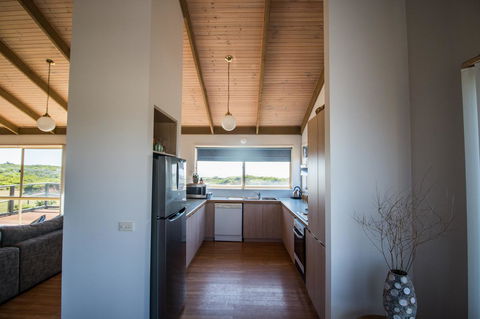 Sunsets On Martyrs Luxury Coastal Beach House Peterborough - Whitsundays Accommodation 4
