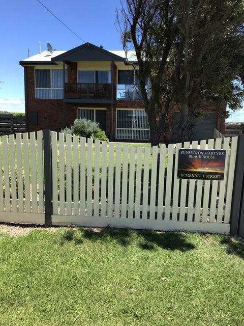 Sunsets On Martyrs Luxury Coastal Beach House Peterborough - Whitsundays Accommodation 20