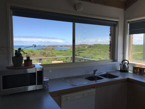Sunsets On Martyrs Luxury Coastal Beach House Peterborough - Whitsundays Accommodation 8