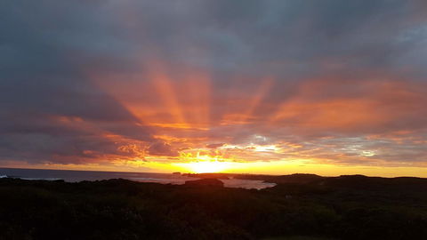 Sunsets On Martyrs Luxury Coastal Beach House Peterborough - Whitsundays Accommodation 25